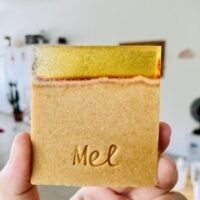 Carimbo de acrílico “ Mel”.
