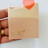 Carimbo de acrílico "Aviãozinho de papel".