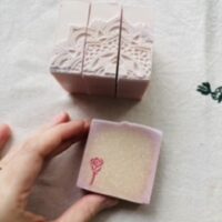 Carimbo de acrílico rosa.