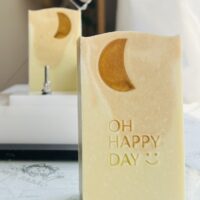 Carimbo de acrílico “ Happy day”.