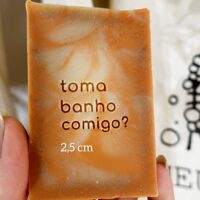 Carimbo de acrílico “toma banho comigo?”.